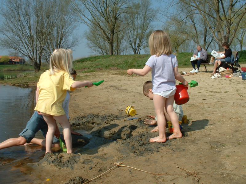 Spielende Kinder am Strand des Gartower Sees